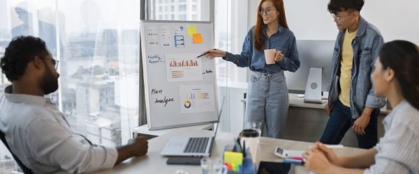 medium-shot-colleagues-working-together